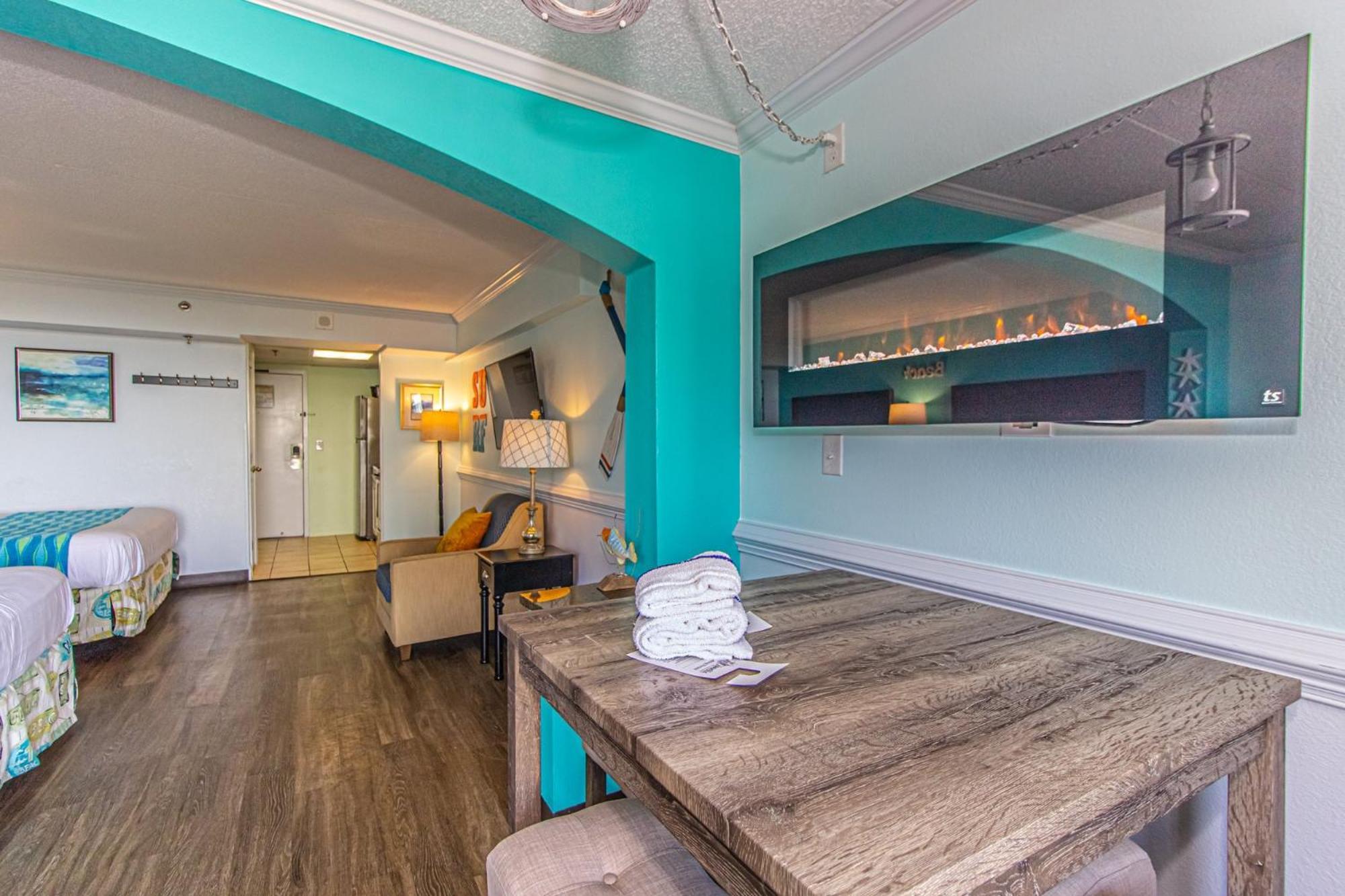 Oversized Ocean View Queen Suite With Beautiful Fireplace And Accents - Sleeps 4 Guests! Myrtle Beach Habitación foto