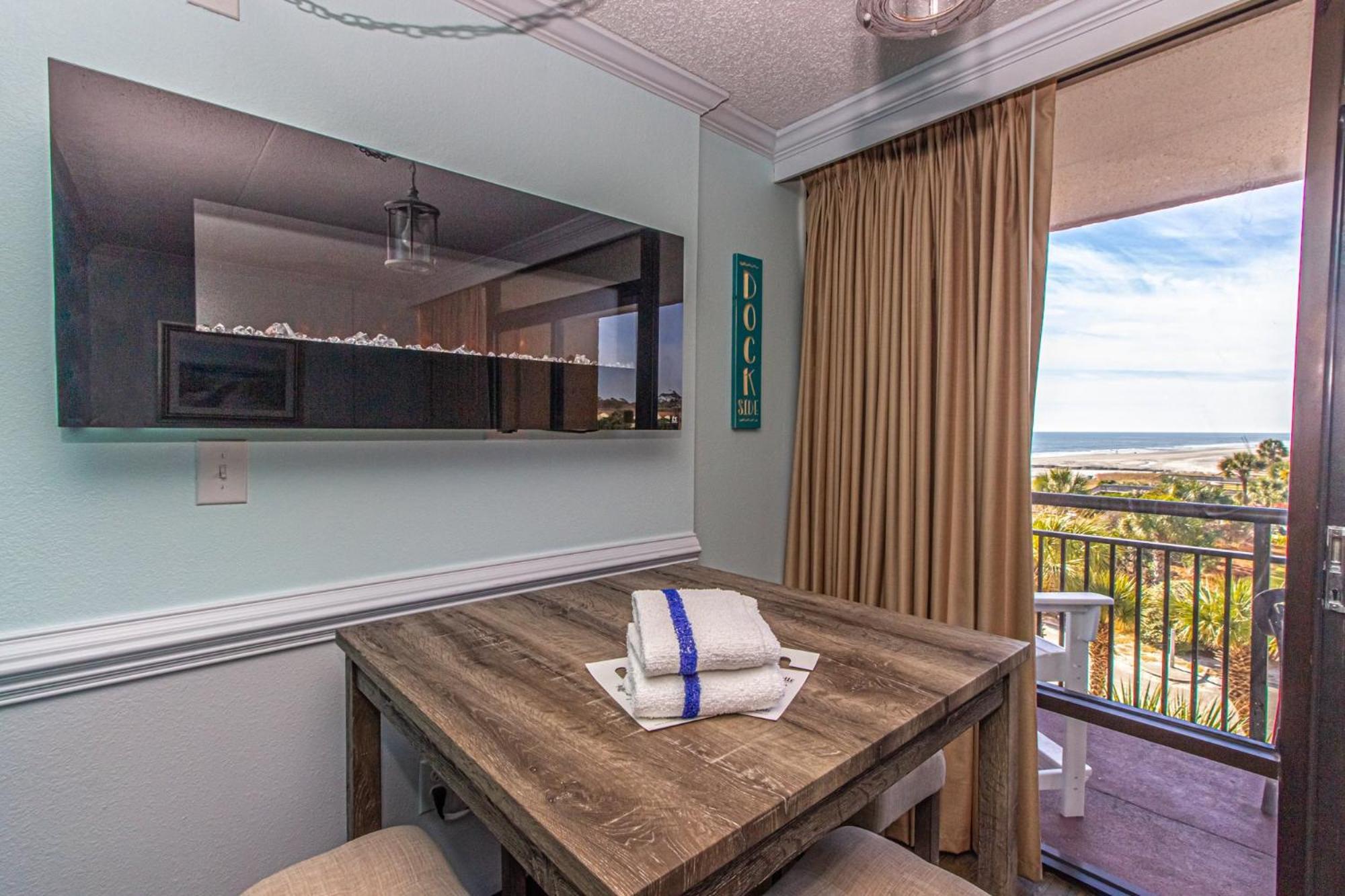 Oversized Ocean View Queen Suite With Beautiful Fireplace And Accents - Sleeps 4 Guests! Myrtle Beach Habitación foto